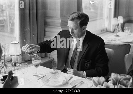 Tottenham Hotspur arrivé aux pays-Bas, le capitaine Danny Blanchflower aime dîner au Palais de Scheveningen, 13 mai 1963, hôtels, repas, footballeurs, Pays-Bas, Agence de presse du XXe siècle photo, nouvelles à retenir, documentaire, photographie historique 1945-1990, histoires visuelles, L'histoire humaine du XXe siècle, immortaliser des moments dans le temps Banque D'Images