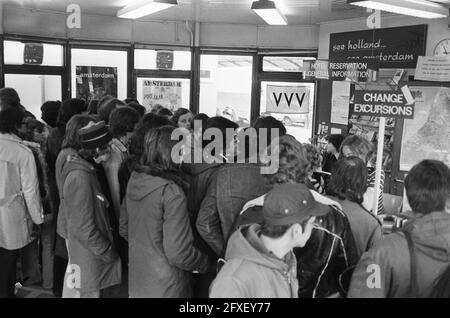 Les foules touristiques week-end de Pâques Amsterdam; les foules à l'office du tourisme, 28 mars 1975, pays-Bas, agence de presse du XXe siècle photo, news to remember, documentaire, photographie historique 1945-1990, histoires visuelles, L'histoire humaine du XXe siècle, immortaliser des moments dans le temps Banque D'Images