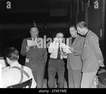 Tour de France les cavaliers Henk Taanhof et hein van Breene chantent pour des disques gramophones pour la campagne de tuiles du Fonds de la Reine Wilhemina, 2 juillet 1954, GRAMMOFOONPLATES, pays-Bas, agence de presse du xxe siècle photo, nouvelles à retenir, documentaire, photographie historique 1945-1990, histoires visuelles, L'histoire humaine du XXe siècle, immortaliser des moments dans le temps Banque D'Images