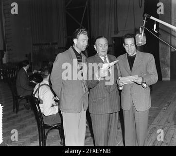 Tour de France les cavaliers Henk Faanhof et hein van Breenen chantent pour des disques gramophones pour la campagne de tuiles de la Reine Wilhemina Fund, 2 juillet 1954, des enregistrements musicaux, des cyclistes, Pays-Bas, Agence de presse du XXe siècle photo, nouvelles à retenir, documentaire, photographie historique 1945-1990, histoires visuelles, L'histoire humaine du XXe siècle, immortaliser des moments dans le temps Banque D'Images