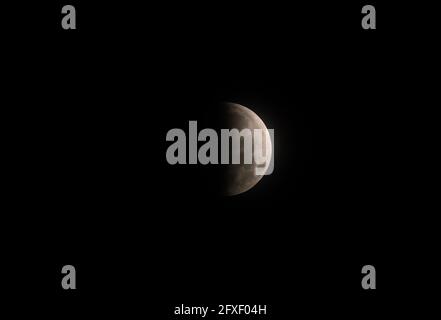 Mexico, Mexique. 26 mai 2021. La lune est vue lors d'une éclipse lunaire totale à Mexico, capitale du Mexique, le 26 mai 2021. Credit: David de la Paz/Xinhua/Alamy Live News Banque D'Images