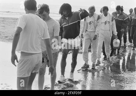 Camp d'entraînement de l'équipe nationale néerlandaise à Noordwijk; sélection de promenades le long de la plage, en face de Ruud Gullit, 23 mai 1988, sports, football, Pays-Bas, Agence de presse du XXe siècle photo, nouvelles à retenir, documentaire, photographie historique 1945-1990, histoires visuelles, L'histoire humaine du XXe siècle, immortaliser des moments dans le temps Banque D'Images