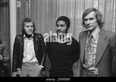 Formation et conférence de presse PSV et Benfica à Eindhoven; de gauche à droite Rene van de Kerkhof, Eusébio et Jan van Beveren, 4 mars 1975, conférences de presse, joueurs de football, Pays-Bas, Agence de presse du XXe siècle photo, nouvelles à retenir, documentaire, photographie historique 1945-1990, histoires visuelles, L'histoire humaine du XXe siècle, immortaliser des moments dans le temps Banque D'Images