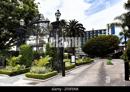 SANTA MONICA, CALIFORNIE - 25 MAI 2021: Le Fairmont Miramar Hotel and Bungalows est un hôtel historique cinq étoiles situé près de la plage, non loin de la sa Banque D'Images