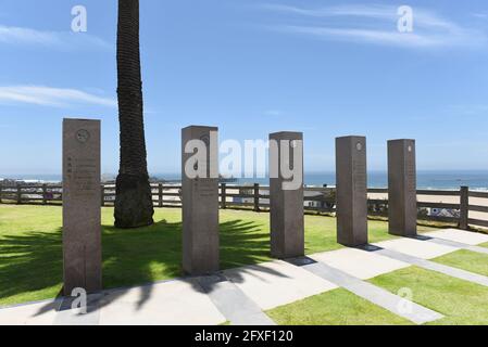 SANTA MONICA, CALIFORNIE - 25 MAI 2021 : Veterans Memorial dans le parc Palisades, surplombant l'océan Pacifique. Banque D'Images