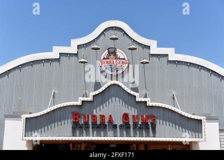 SANTA MONICA, CALIFORNIE - 25 MAI 2021 : Bubba Gump Shrimp Company, sur le quai de Santa Monica, est une chaîne de restaurants familiale pour les fruits de mer et l'Amer Banque D'Images