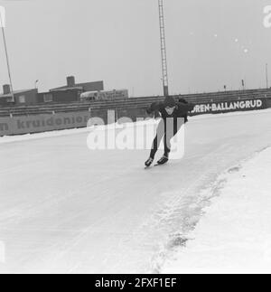 Formation de l'équipe de base néerlandaise sur la patinoire Deventer. Piet Kieviet, 12 décembre 1963, patinage, sports, Pays-Bas, Agence de presse du XXe siècle photo, nouvelles à retenir, documentaire, photographie historique 1945-1990, histoires visuelles, L'histoire humaine du XXe siècle, immortaliser des moments dans le temps Banque D'Images