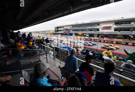 Austin, Texas, États-Unis. 23 mai 2021. Un pack de voitures se prépare pour un redémarrage alors qu'elles descendent sur le devant tout droit pendant le Grand Prix EchoPark Automotive Texas le dimanche 23 mai 2021 au circuit of the Americas à Austin, au Texas. Austin McAfee/CSM/Alamy Live News Banque D'Images