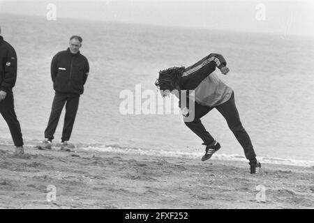 Formation de l'équipe nationale néerlandaise sur la plage de Noordwijk; Ruud Gullit pratiques, 27 octobre 1987, équipes, Sports, plages, football, pays-Bas, agence de presse du XXe siècle photo, news to remember, documentaire, photographie historique 1945-1990, histoires visuelles, L'histoire humaine du XXe siècle, immortaliser des moments dans le temps Banque D'Images