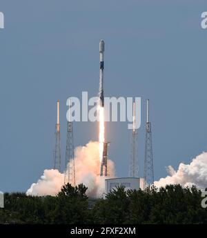 Cape Canaveral, États-Unis. 26 mai 2021. Une fusée SpaceX Falcon 9 s'élève du PAD 40 à la station de la Force spatiale de Cape Canaveral et transporte le 29e lot d'environ 60 satellites dans le cadre du réseau Internet à large bande Starlink de SpaceX. Le premier étage a débarqué avec succès sur un drone dans l'océan Atlantique. (Photo de Paul Hennessy/SOPA Images/Sipa USA) crédit: SIPA USA/Alay Live News Banque D'Images