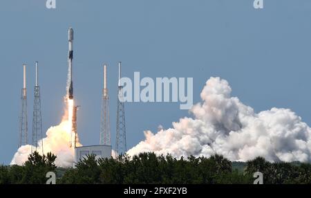 Cape Canaveral, États-Unis. 26 mai 2021. Une fusée SpaceX Falcon 9 s'élève du PAD 40 à la station de la Force spatiale de Cape Canaveral et transporte le 29e lot d'environ 60 satellites dans le cadre du réseau Internet à large bande Starlink de SpaceX. Le premier étage a débarqué avec succès sur un drone dans l'océan Atlantique. (Photo de Paul Hennessy/SOPA Images/Sipa USA) crédit: SIPA USA/Alay Live News Banque D'Images