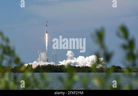 Cape Canaveral, États-Unis. 26 mai 2021. Une fusée SpaceX Falcon 9 s'élève du PAD 40 à la station de la Force spatiale de Cape Canaveral et transporte le 29e lot d'environ 60 satellites dans le cadre du réseau Internet à large bande Starlink de SpaceX. Le premier étage a débarqué avec succès sur un drone dans l'océan Atlantique. (Photo de Paul Hennessy/SOPA Images/Sipa USA) crédit: SIPA USA/Alay Live News Banque D'Images