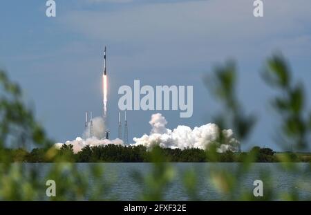 Cape Canaveral, États-Unis. 26 mai 2021. Une fusée SpaceX Falcon 9 s'élève du PAD 40 à la station de la Force spatiale de Cape Canaveral et transporte le 29e lot d'environ 60 satellites dans le cadre du réseau Internet à large bande Starlink de SpaceX. Le premier étage a débarqué avec succès sur un drone dans l'océan Atlantique. Crédit : SOPA Images Limited/Alamy Live News Banque D'Images