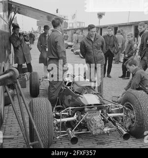 Entraînement Grand Prix de Zandvoort. Jim Clark avec la mécanique à son Lotus, 16 juillet 1965, sports automobiles, pays-Bas, agence de presse du xxe siècle photo, nouvelles à retenir, documentaire, photographie historique 1945-1990, histoires visuelles, L'histoire humaine du XXe siècle, immortaliser des moments dans le temps Banque D'Images