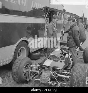 Formation Grand Prix de Zandvoort, Jim Clark avec un mécanicien à son Lotus, 16 juillet 1965, sports automobiles, pays-Bas, agence de presse du xxe siècle photo, nouvelles à retenir, documentaire, photographie historique 1945-1990, histoires visuelles, L'histoire humaine du XXe siècle, immortaliser des moments dans le temps Banque D'Images