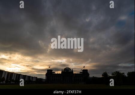 Berlin, Allemagne. 27 mai 2021. Au lever du soleil, des nuages passent au-dessus du bâtiment Reichstag. Credit: Christophe bateau/dpa/Alay Live News Banque D'Images