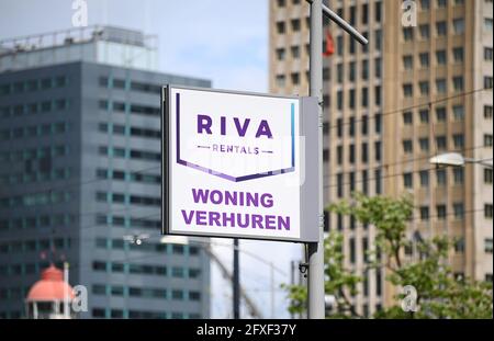 Rotterdam, pays-Bas. 21 mai 2021. Un panneau « Woning Verhuren (maison à louer) » se trouve dans le centre-ville, dans la rue. Credit: Soeren Stache/dpa-Zentralbild/dpa/Alay Live News Banque D'Images