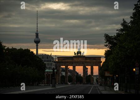 Berlin, Allemagne. 27 mai 2021. Au lever du soleil, des nuages passent au-dessus de la porte de Brandebourg et de la tour de télévision. Credit: Christophe bateau/dpa/Alay Live News Banque D'Images