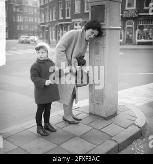 Poteaux de tramway à Amsterdam en service en février, mère et petite fille au poteau de tramway, 20 janvier 1965, filles, mères, Pays-Bas, Agence de presse du XXe siècle photo, nouvelles à retenir, documentaire, photographie historique 1945-1990, histoires visuelles, L'histoire humaine du XXe siècle, immortaliser des moments dans le temps Banque D'Images