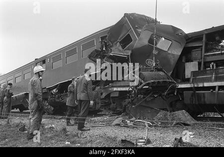 Collision en train près de Beesd. L'avant du train de voyageurs est arrivé au-dessus de la locomotive, le 25 août 1967, collisions de trains, locomotives, Trains de voyageurs, pays-Bas, Agence de presse du XXe siècle photo, nouvelles à retenir, documentaire, photographie historique 1945-1990, histoires visuelles, L'histoire humaine du XXe siècle, immortaliser des moments dans le temps Banque D'Images