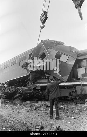 Collision en train près de Beesd. L'avant du train de voyageurs est arrivé au-dessus de la locomotive, le 25 août 1967, collisions de trains, locomotives, Trains de voyageurs, pays-Bas, Agence de presse du XXe siècle photo, nouvelles à retenir, documentaire, photographie historique 1945-1990, histoires visuelles, L'histoire humaine du XXe siècle, immortaliser des moments dans le temps Banque D'Images