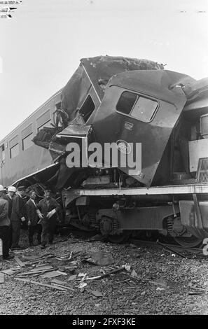 Collision en train près de Beesd. L'avant d'un train de voyageurs est arrivé au-dessus d'une locomotive, le 25 août 1967, collisions de trains, locomotives, Trains de voyageurs, pays-Bas, Agence de presse du XXe siècle photo, nouvelles à retenir, documentaire, photographie historique 1945-1990, histoires visuelles, L'histoire humaine du XXe siècle, immortaliser des moments dans le temps Banque D'Images