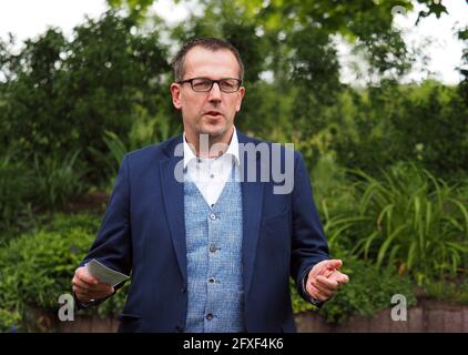 26 mai 2021, Brandebourg, Dallgow-Döberitz: Sven Richter (CDU), Maire de Dallgow-Döberitz à la ferme Falkensee. Photo: Soeren Stache/dpa-Zentralbild/dpa Banque D'Images