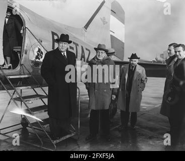 Trygve se trouve à gauche pour Prague. Avec le professeur Van Hamel et A. Pelt devant l'avion, 25 janvier 1948, organisations internationales, aéroports, pays-Bas, agence de presse du xxe siècle photo, nouvelles à retenir, documentaire, photographie historique 1945-1990, histoires visuelles, L'histoire humaine du XXe siècle, immortaliser des moments dans le temps Banque D'Images