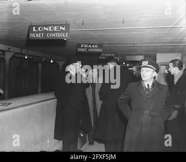 Trygve se trouve à gauche pour Prague. Avec Adriaan Pelt à ticket.check, 25 janvier 1948, organisations internationales, aéroports, Pays-Bas, Agence de presse du XXe siècle photo, nouvelles à retenir, documentaire, photographie historique 1945-1990, histoires visuelles, L'histoire humaine du XXe siècle, immortaliser des moments dans le temps Banque D'Images