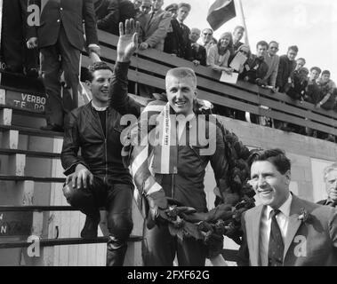 TT à Assen. La classe side-car. John Hartle avec couronne, 29 juin 1963, sports automobiles, gagnants, Pays-Bas, Agence de presse du XXe siècle photo, nouvelles à retenir, documentaire, photographie historique 1945-1990, histoires visuelles, L'histoire humaine du XXe siècle, immortaliser des moments dans le temps Banque D'Images