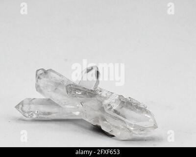 cristaux de quartz isolés sur fond blanc Banque D'Images
