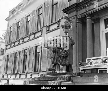 Garden Party Palace Soestdijk à l'occasion de l'anniversaire de la Reine, 26 avril 1949, famille royale, pays-Bas, agence de presse du XXe siècle photo, news to Remember, documentaire, photographie historique 1945-1990, histoires visuelles, L'histoire humaine du XXe siècle, immortaliser des moments dans le temps Banque D'Images