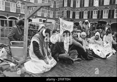 La jeunesse turque, y compris les grévistes de la faim de l'Église Vincentienne, démontrera à Binnenhof contre le régime de la junte turque, 18 juin 1982, JONGERS, manifestations, grévistes de la faim, Pays-Bas, Agence de presse du XXe siècle photo, nouvelles à retenir, documentaire, photographie historique 1945-1990, histoires visuelles, L'histoire humaine du XXe siècle, immortaliser des moments dans le temps Banque D'Images