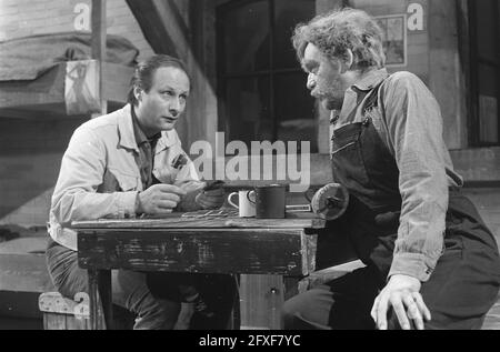 Vidéo télévisée de personnes et de souris par John Steinbeck. COR van Rijn et Jan Blaaser (à droite), 28 janvier 1969, enregistrements TV, acteurs, Séries télévisées, pays-Bas, agence de presse du XXe siècle photo, nouvelles à retenir, documentaire, photographie historique 1945-1990, histoires visuelles, L'histoire humaine du XXe siècle, immortaliser des moments dans le temps Banque D'Images