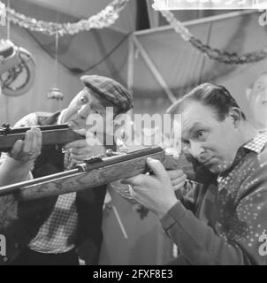 Émission télévisée du 10 mars, enregistrement à Cinetonestudio, The Mounties à la galerie de tournage. Left Piet Bambergen, Right René van Vooren, 24 février 1966, émissions de télévision, tentes de tournage, Pays-Bas, Agence de presse du XXe siècle photo, nouvelles à retenir, documentaire, photographie historique 1945-1990, histoires visuelles, L'histoire humaine du XXe siècle, immortaliser des moments dans le temps Banque D'Images