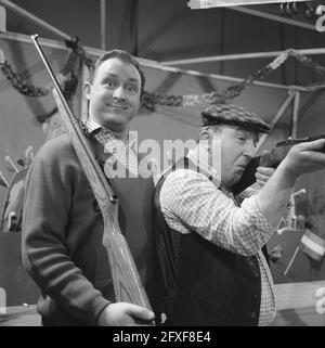 Émission télévisée du 10 mars, enregistrement à Cinetonestudio, de Mounties à la galerie de tournage. Left René van Vooren, Right Piet Bambergen, 24 février 1966, émissions de télévision, Tentes de tournage, pays-Bas, Agence de presse du XXe siècle photo, news to remember, documentaire, photographie historique 1945-1990, histoires visuelles, L'histoire humaine du XXe siècle, immortaliser des moments dans le temps Banque D'Images