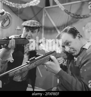 Émission télévisée du 10 mars, enregistrement à Cinetonestudio, The Mounties à la galerie de tournage. Left Piet Bambergen, Right René van Vooren, 24 février 1966, émissions de télévision, tentes de tournage, Pays-Bas, Agence de presse du XXe siècle photo, nouvelles à retenir, documentaire, photographie historique 1945-1990, histoires visuelles, L'histoire humaine du XXe siècle, immortaliser des moments dans le temps Banque D'Images