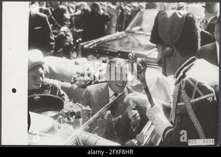 La princesse Beatrix et son fiancé Claus von Amsberg visitent Maastricht. Au cours de la tournée de pilotage, un tambur-maître demande à Claus von Amsberg de signer son gant. Il y avait déjà une signature de la princesse Margriet, le 10 septembre 1965, visites, signatures, Maison royale, princesses, pays-Bas, agence de presse du XXe siècle photo, news to remember, documentaire, photographie historique 1945-1990, histoires visuelles, L'histoire humaine du XXe siècle, immortaliser des moments dans le temps Banque D'Images