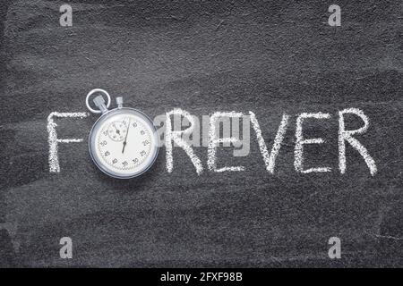 forever word écrit sur tableau noir avec chronomètre vintage précis Banque D'Images