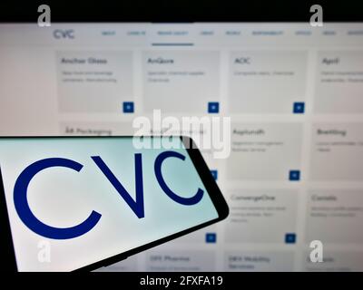 Smartphone avec logo de la société de capital-investissement CVC Capital Partners sur écran devant le site Web des entreprises. Mise au point au centre-gauche de l'écran du téléphone. Banque D'Images