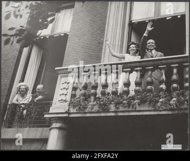 La princesse Beatrix et son fiancé, Claus von Amsberg, se délectant du balcon de la résidence officielle du maire d'Amsterdam, le 3 juillet 1965, balcons, maison royale, princes, princesses, mairie, engagements, pays-Bas, agence de presse du xxe siècle photo, nouvelles à retenir, documentaire, photographie historique 1945-1990, histoires visuelles, L'histoire humaine du XXe siècle, immortaliser des moments dans le temps Banque D'Images