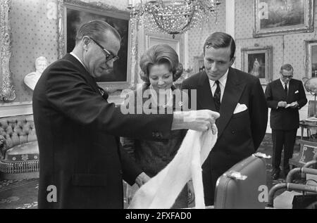 Deuxième journée de cadeaux pour la princesse Beatrix et le Claus au Palais Soestdijk, ambassadeur du Canada, 1er mars 1966, CADEAUX, PRINCESSES, ambassadeurs, pays-Bas, agence de presse du XXe siècle photo, news to remember, documentaire, photographie historique 1945-1990, histoires visuelles, L'histoire humaine du XXe siècle, immortaliser des moments dans le temps Banque D'Images