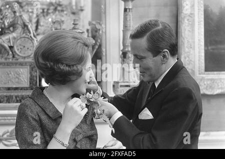 Deuxième journée cadeau pour princesse Beatrix et Claus au Palais Soestdijk, princesse Beatrix et Claus, 1er mars 1966, cadeaux, princesses, Pays-Bas, Agence de presse du XXe siècle photo, nouvelles à retenir, documentaire, photographie historique 1945-1990, histoires visuelles, L'histoire humaine du XXe siècle, immortaliser des moments dans le temps Banque D'Images