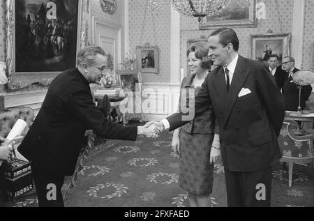 Deuxième journée cadeau pour la princesse Beatrix et le Claus au Palais Soestdijk, Association Orange Enschede, 1er mars 1966, princesses, Cadeaux, associations, pays-Bas, agence de presse du XXe siècle photo, news to remember, documentaire, photographie historique 1945-1990, histoires visuelles, L'histoire humaine du XXe siècle, immortaliser des moments dans le temps Banque D'Images