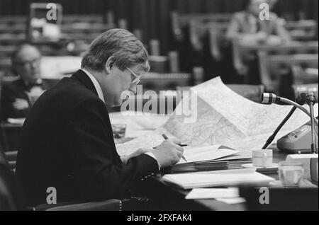 Lower House, redécoupage des débats South Limburg, le ministre Wiegel (BZ) examine une carte du Limbourg, 17 février 1981, débats de chambre, pays-Bas, agence de presse du xxe siècle photo, nouvelles à retenir, documentaire, photographie historique 1945-1990, histoires visuelles, L'histoire humaine du XXe siècle, immortaliser des moments dans le temps Banque D'Images