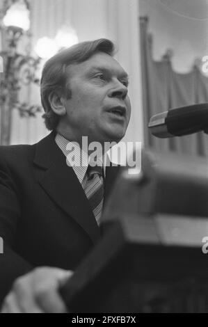 Le député de la Chambre basse Wieldraaijer (PvdA) demande une interpellation sur le licenciement d'AKZO lors du débat de chambre, 11 avril 1972, débats parlementaires, parlementaires, Politique, portraits, pays-Bas, agence de presse du XXe siècle photo, news to remember, documentaire, photographie historique 1945-1990, histoires visuelles, L'histoire humaine du XXe siècle, immortaliser des moments dans le temps Banque D'Images