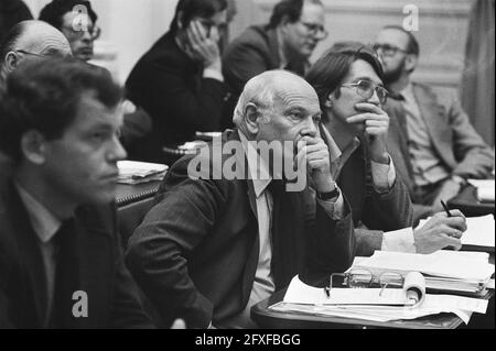 Chambre des représentants, considérations générales, deuxième tour, Den Uyl à microphone dans l'affaire, 10 octobre 1980, COMMANDES, microphones, Pays-Bas, Agence de presse du XXe siècle photo, nouvelles à retenir, documentaire, photographie historique 1945-1990, histoires visuelles, L'histoire humaine du XXe siècle, immortaliser des moments dans le temps Banque D'Images