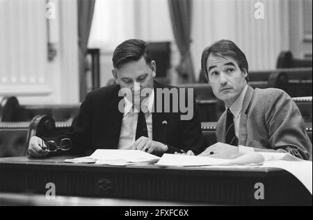 Lower House, examen des factures pour la réduction des prestations sociales; VVD MP Van Aardenne (l) et de Korte, 21 juin 1982, traitements, pays-Bas, agence de presse du XXe siècle photo, nouvelles à retenir, documentaire, photographie historique 1945-1990, histoires visuelles, L'histoire humaine du XXe siècle, immortaliser des moments dans le temps Banque D'Images