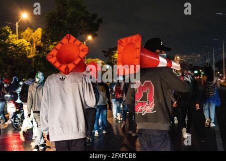 Medellin, Colombie. 26 mai 2021. Les manifestants transportent des cônes de voiture depuis le bureau de transit de la ville pour débriquer et atténuer les gaz lacrymogènes lors d'une manifestation dans le domaine des arts de la scène tandis que des artistes et des manifestants protestaient contre le gouvernement du président Ivan Duque Marquez et l'abus de force par la police qui conduit à au moins 40 morts dans tout le pays depuis le début des manifestations antigouvernementales à l'échelle nationale. À Medellin, Colombie, le 26 mai 2021. Crédit : long Visual Press/Alamy Live News Banque D'Images