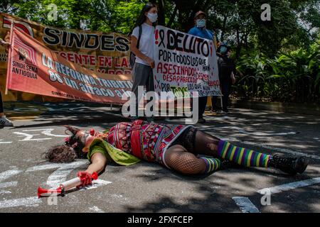 Medellin, Colombie. 26 mai 2021. Un démostrateur portant un costume de clown, Le nez et le maquillage se trouvent sur le terrain, dans la mesure où ils sont abattus dans le cadre d’une manifestation artistique, alors que des artistes et des manifestants protestaient contre le gouvernement du président Ivan Duque Marquez et l’abus de la force par la police qui a fait au moins 40 morts dans tout le pays depuis la nation de larges manifestations antigouvernementales ont commencé. À Medellin, Colombie, le 26 mai 2021. Crédit : long Visual Press/Alamy Live News Banque D'Images